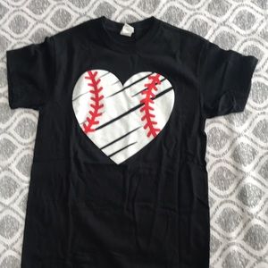 Gildan size small baseball tshirt